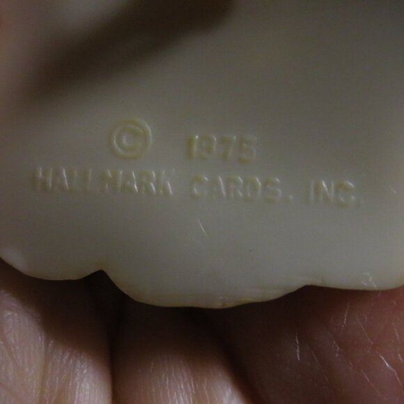 Hallmark 1975 Easter Rabbit Bunny Lapel Pin Vintage Female - Picture 9 of 11